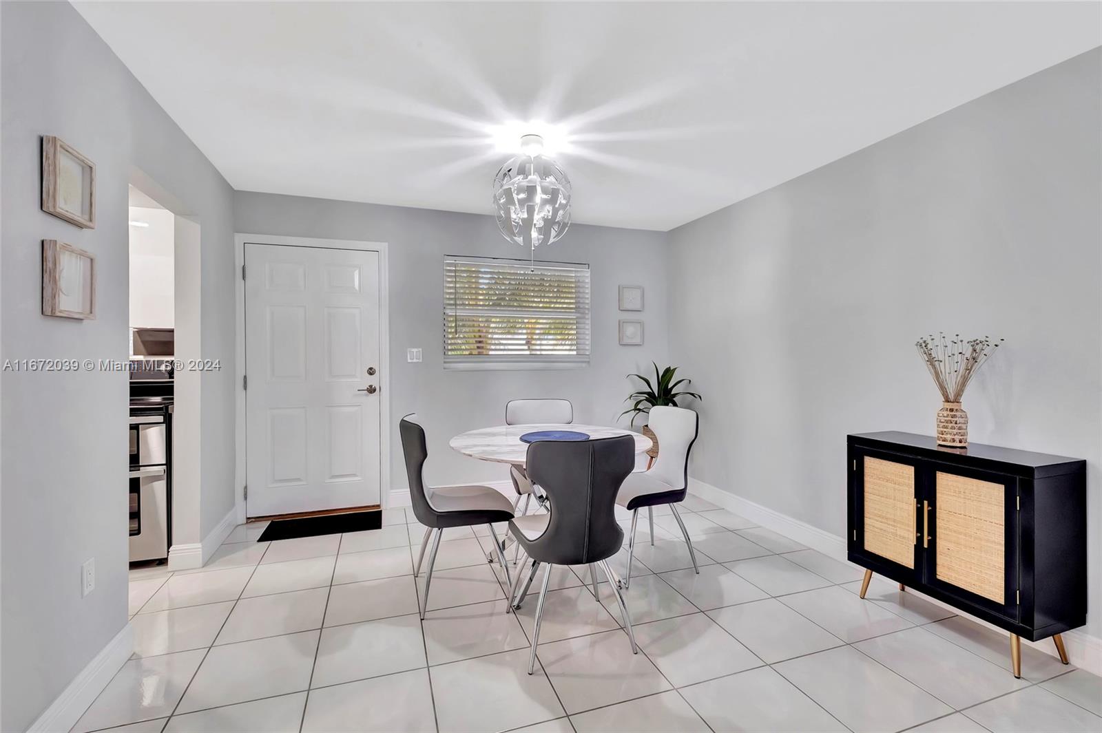 61 Collins Ave # 403