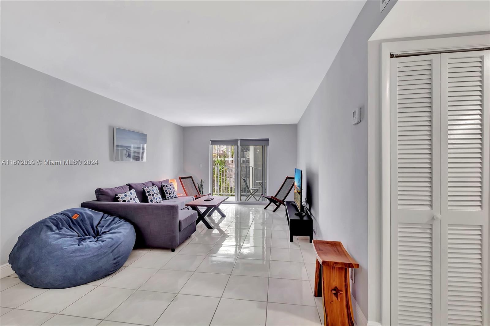 61 Collins Ave # 403