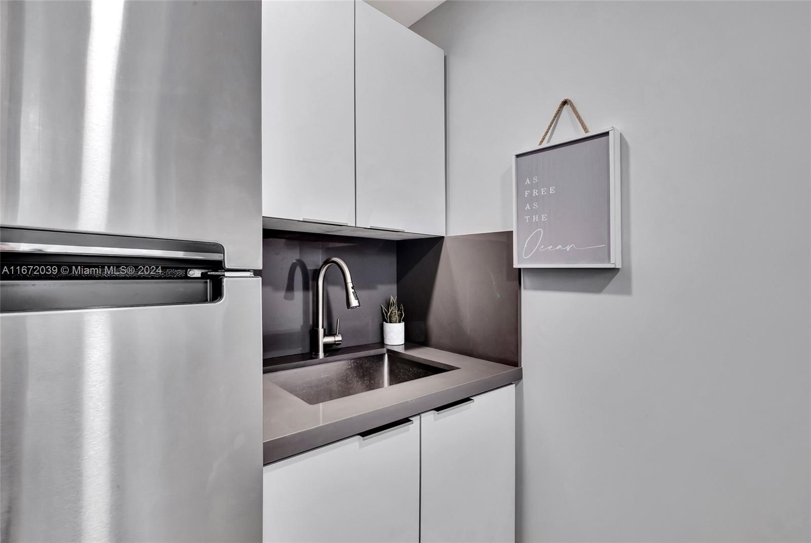 61 Collins Ave # 403