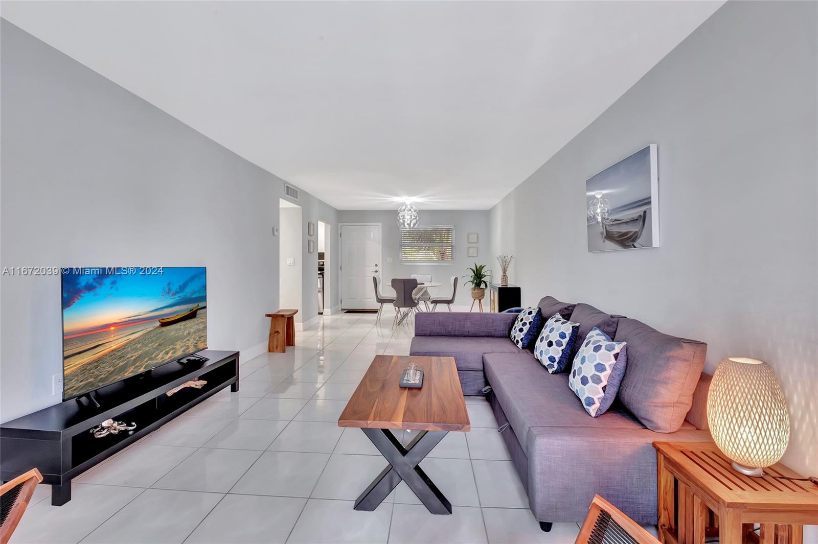 61 Collins Ave # 403