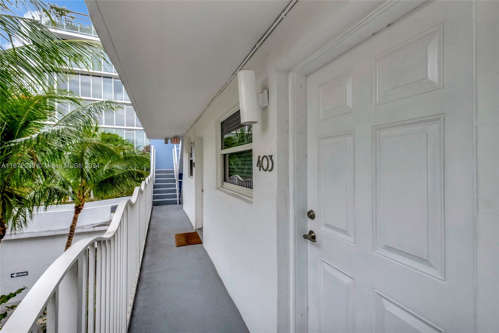 61 Collins Ave # 403