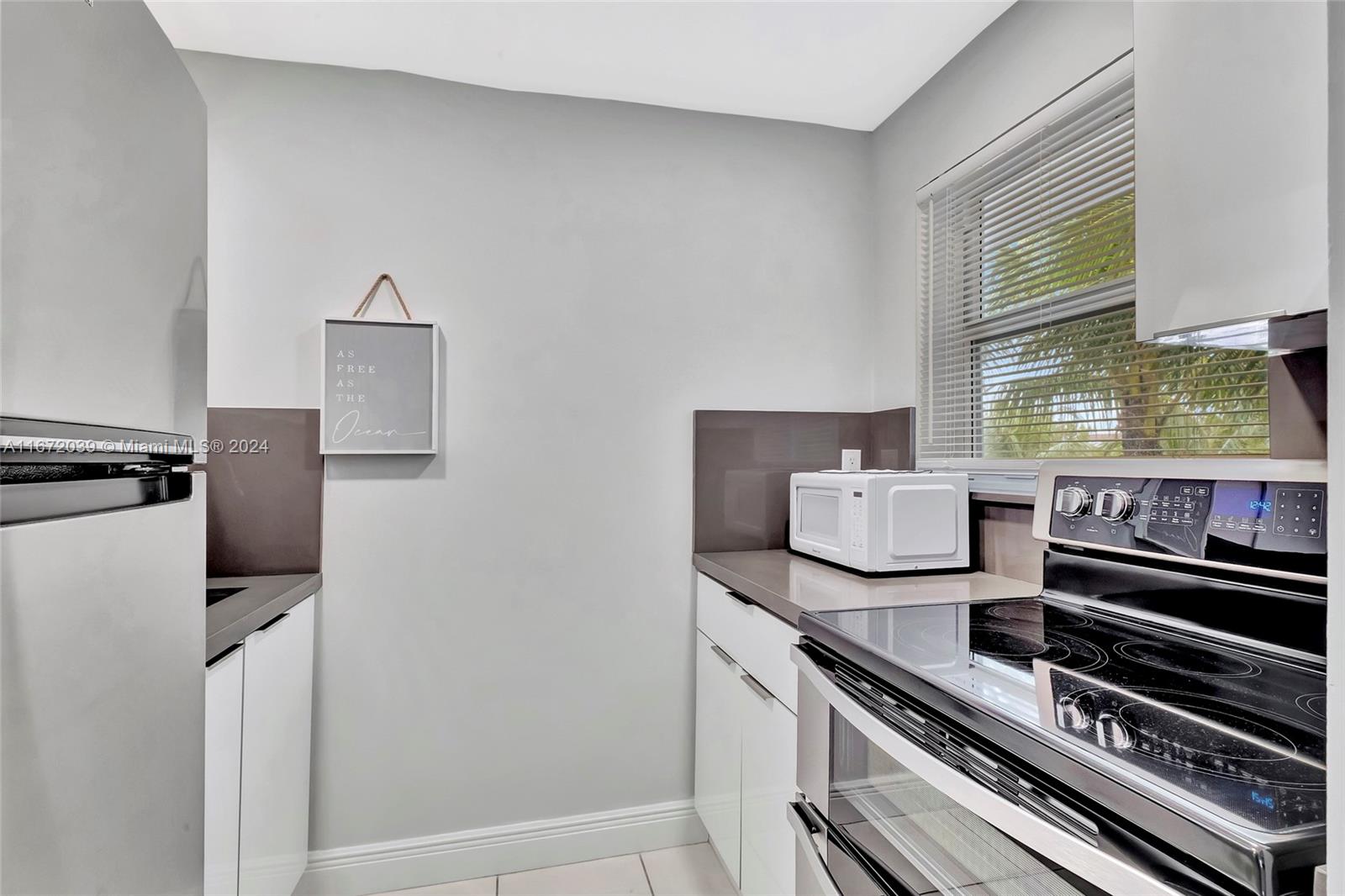 61 Collins Ave # 403