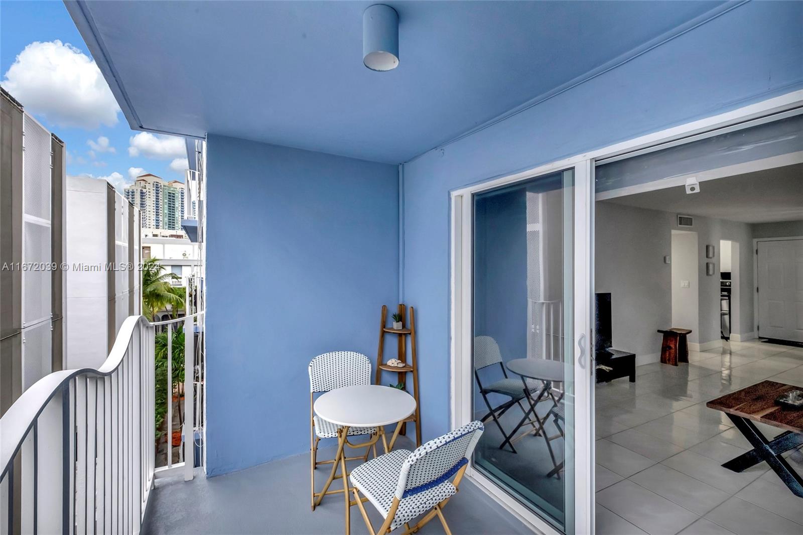 61 Collins Ave # 403