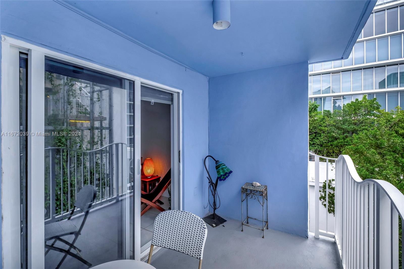 61 Collins Ave # 403