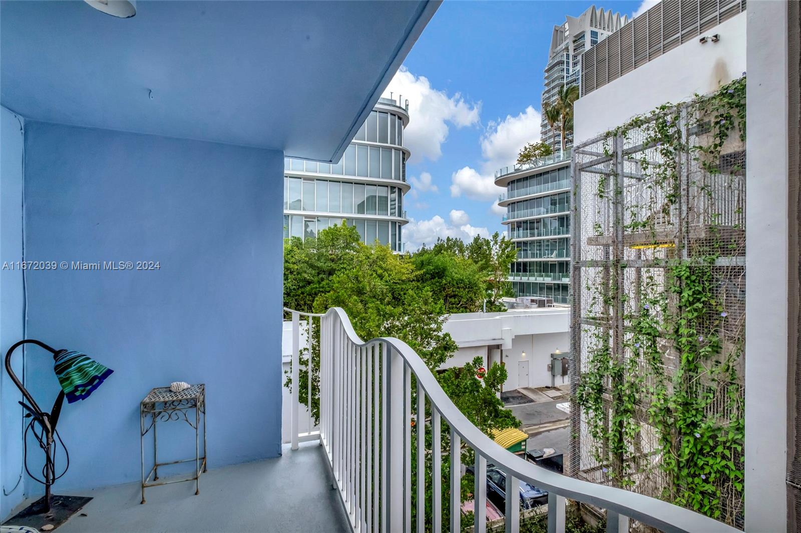 61 Collins Ave # 403