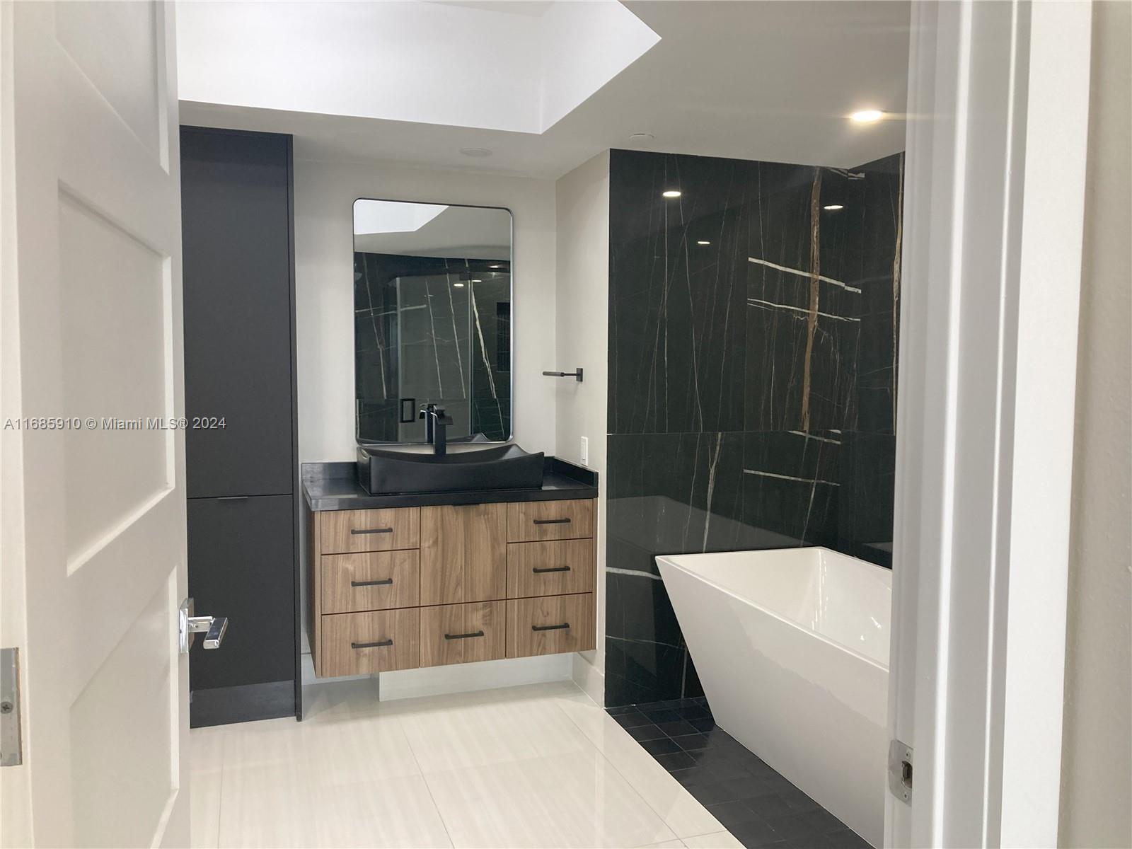 3640 Yacht Club Dr # 1207