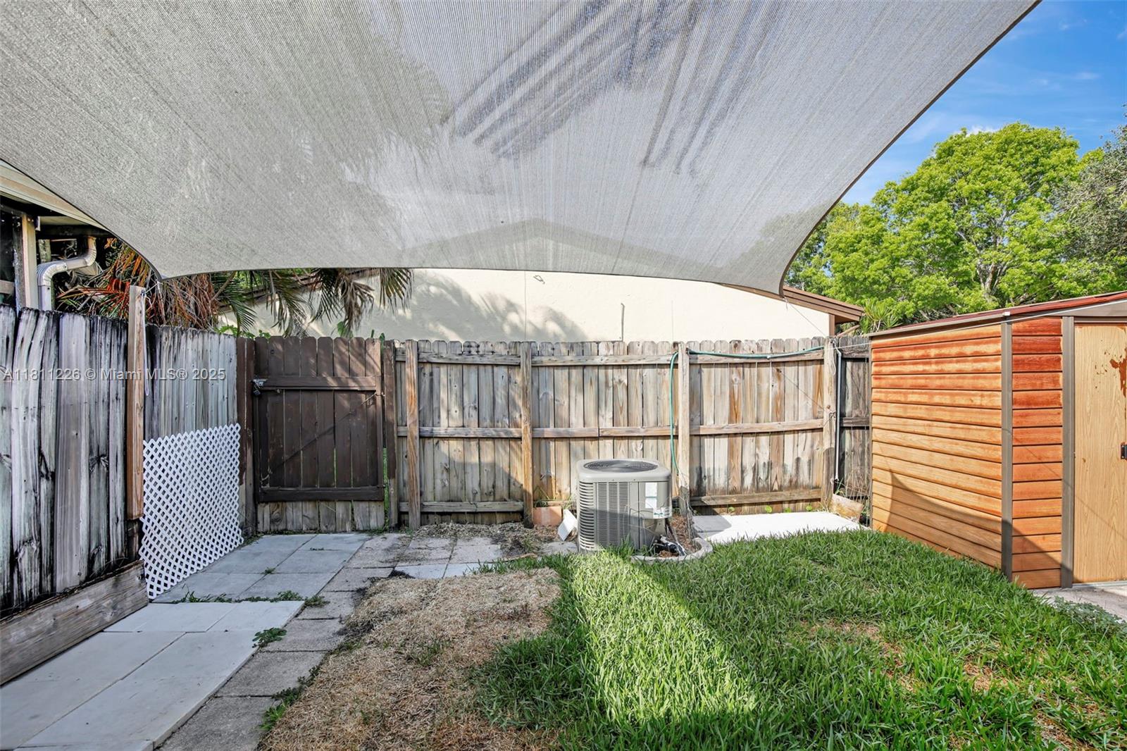 2001 Seagrape Ave
