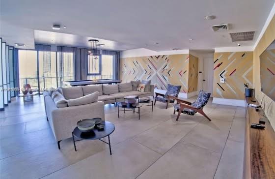 121 NE 34th St # 2811