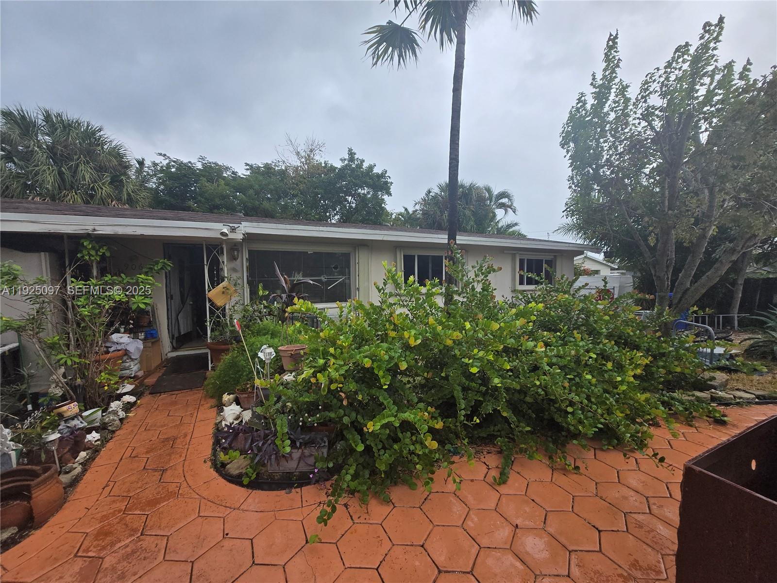 906 NE 23rd Ter