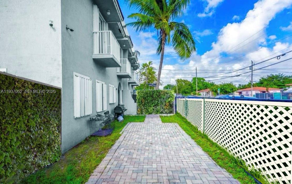 1102 NW 26th St # 1102