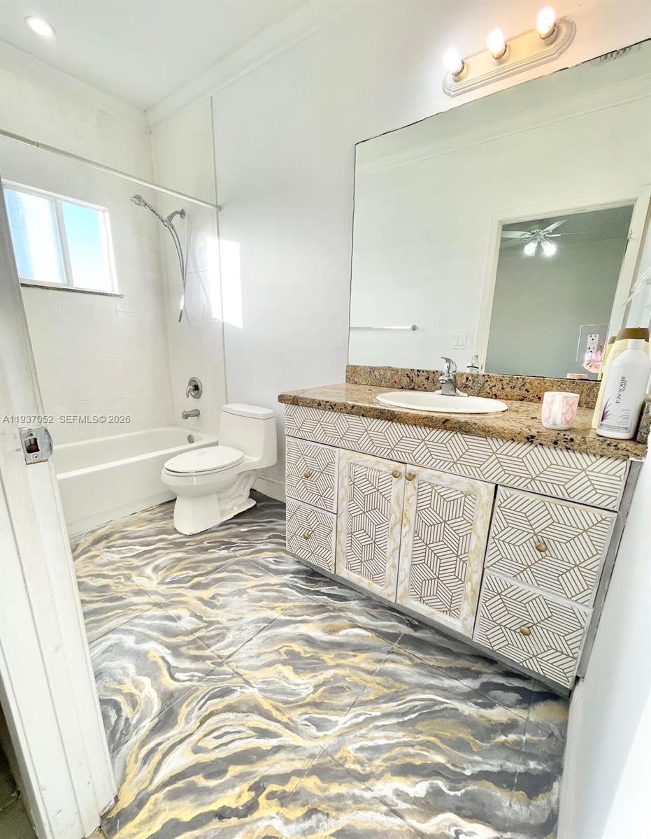 1102 NW 26th St # 1102