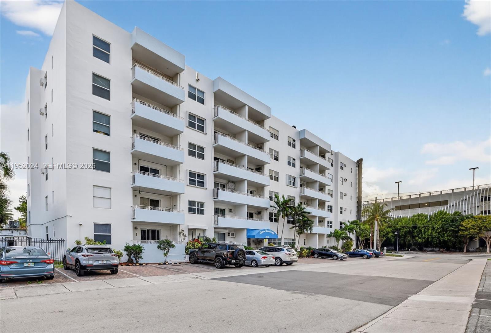 2900 Banyan St # 207