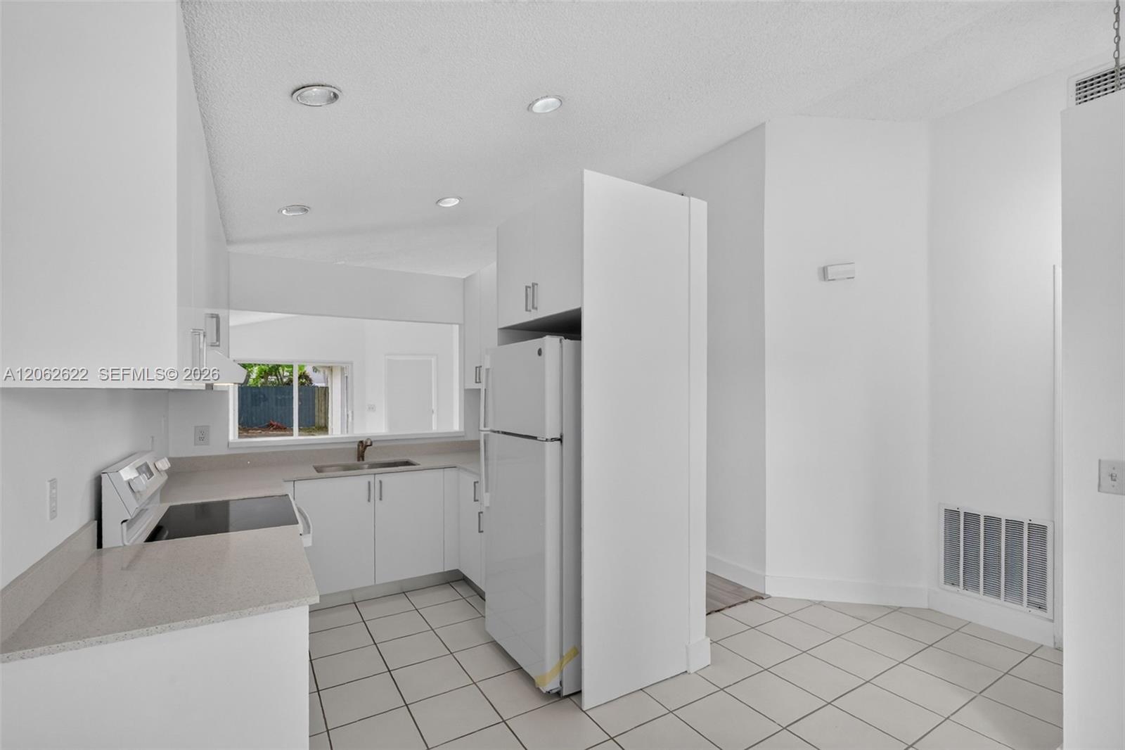 792 SW 9th St