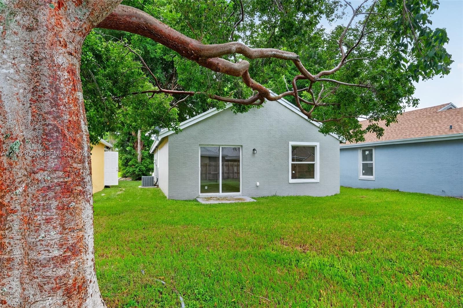 744 SW 9th St