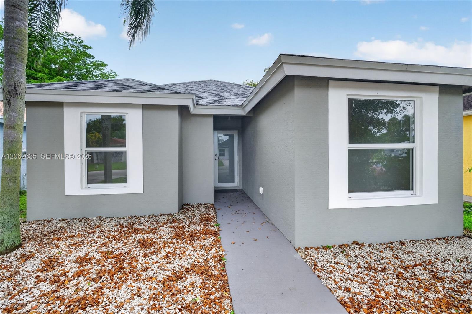 744 SW 9th St