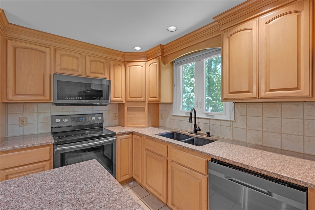 6 Laurelwood Dr