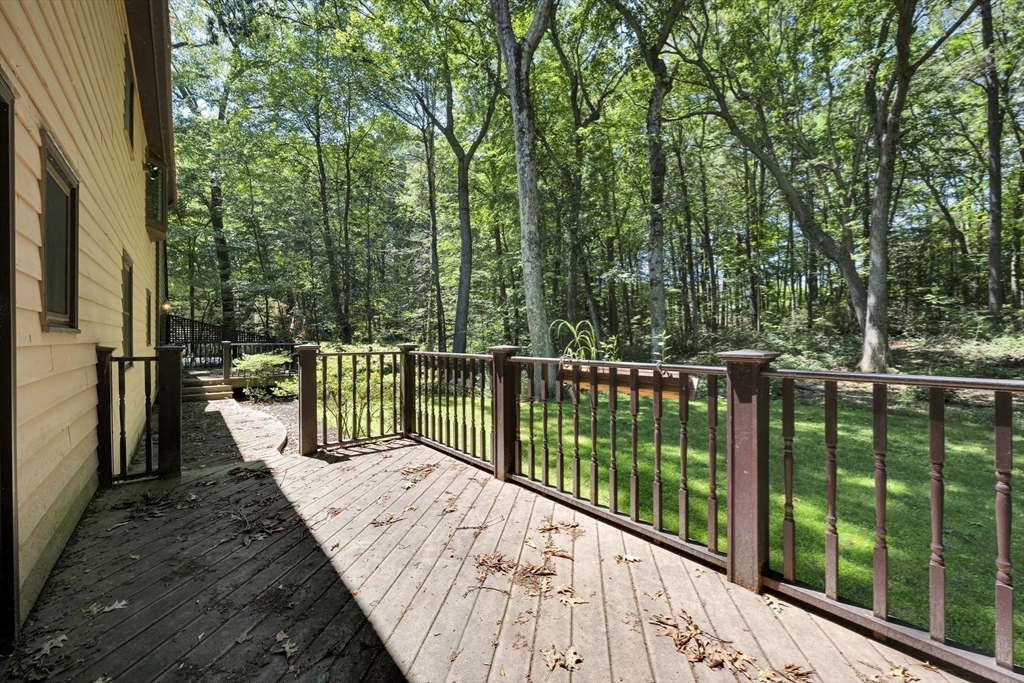 6 Laurelwood Dr
