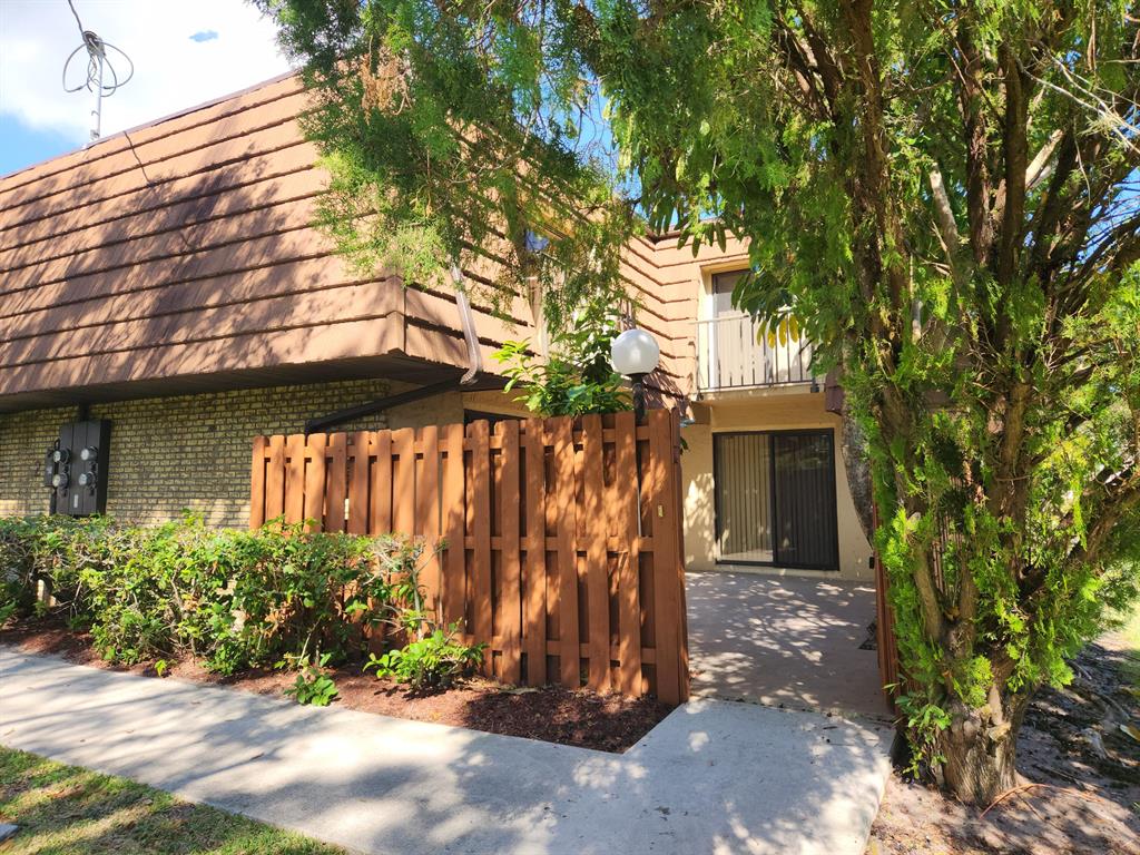 1458 N Lawnwood Circle 27a
