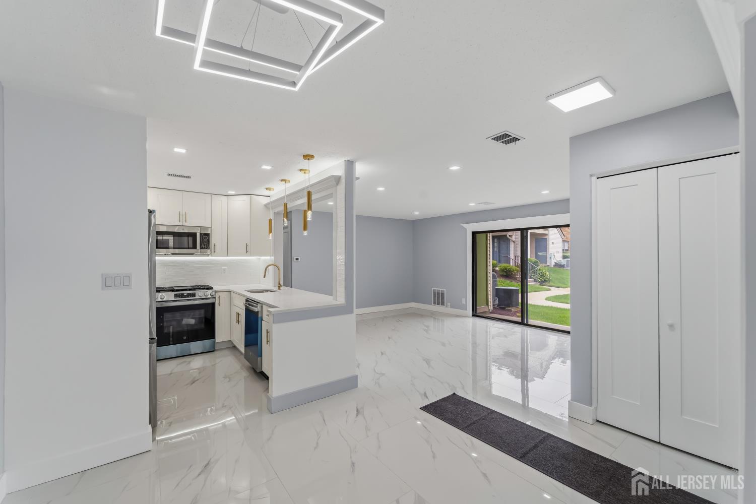 709 Sunshine Court