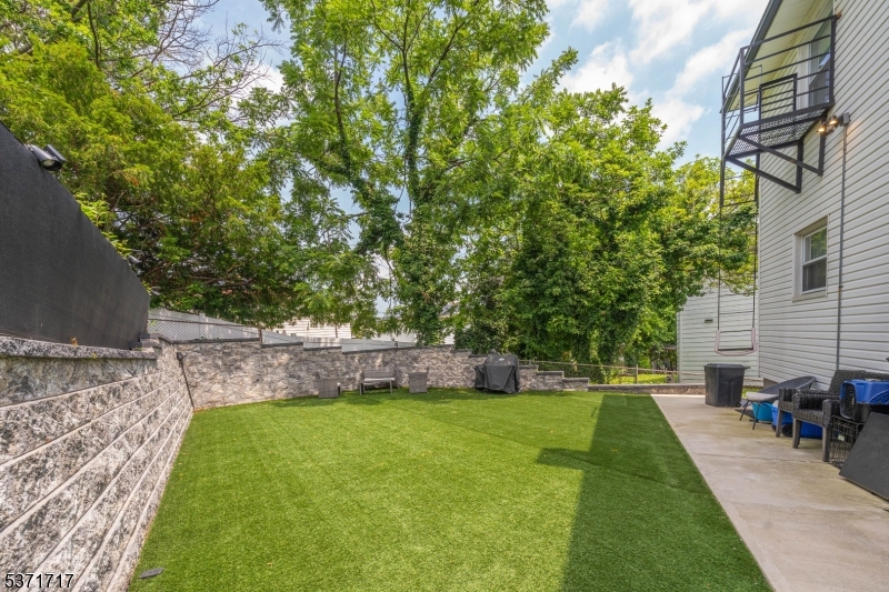 25 Evelyn Ct