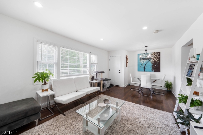 25 Evelyn Ct
