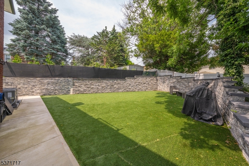 25 Evelyn Ct