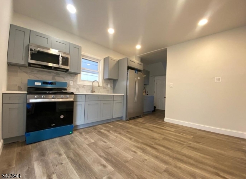 223 John St