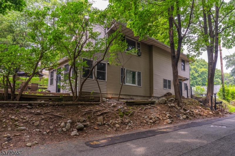8 Hillside Ave