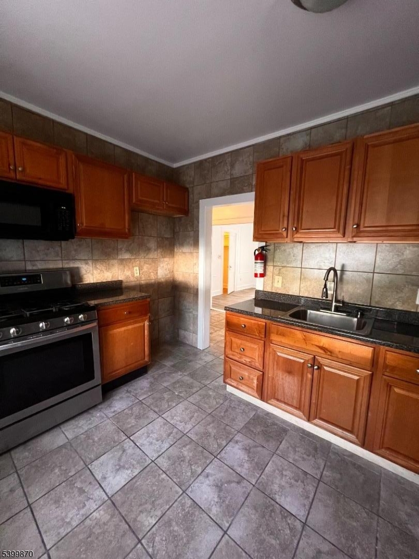 665 Bloomfield Ave 1