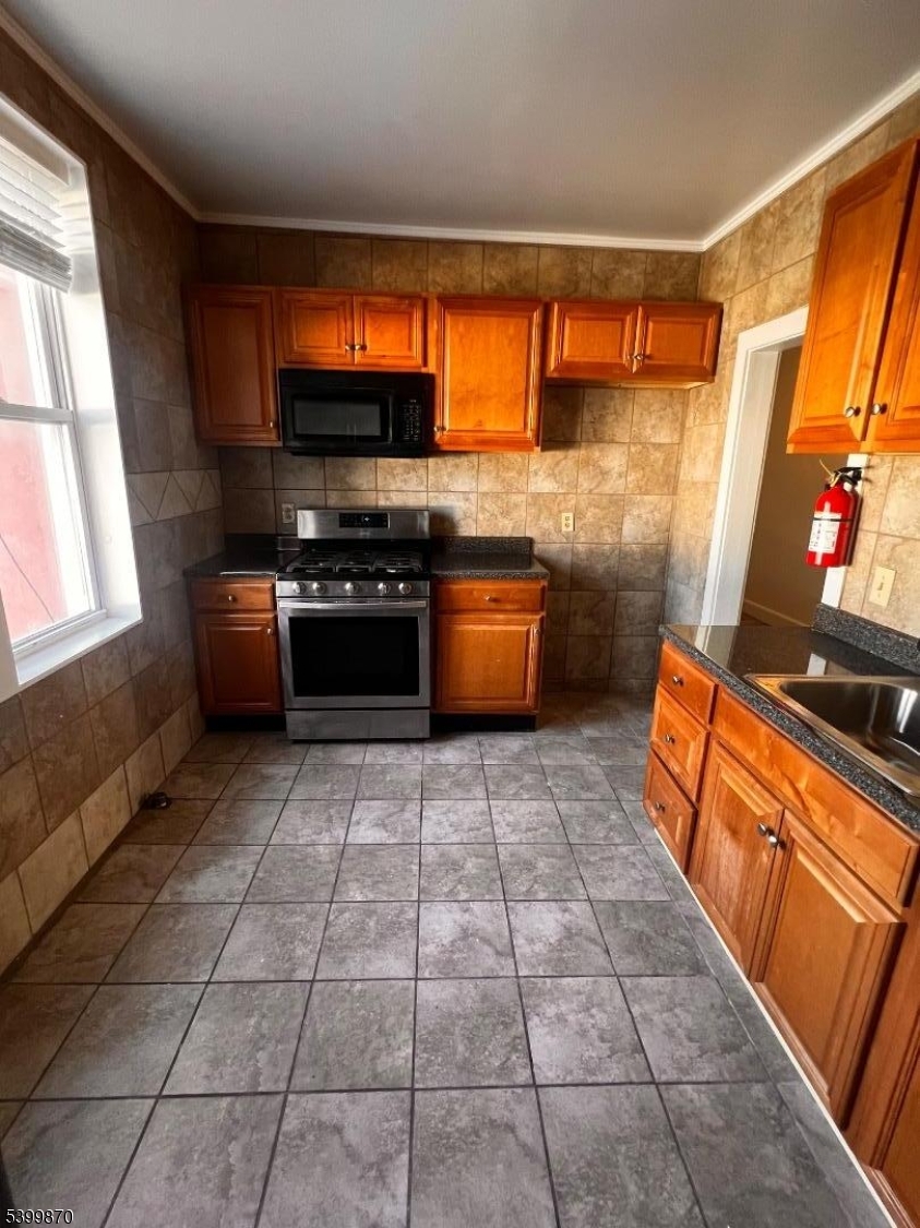 665 Bloomfield Ave 1