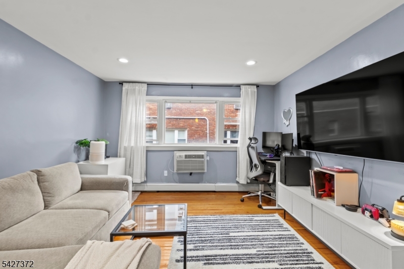 826 W Grand St