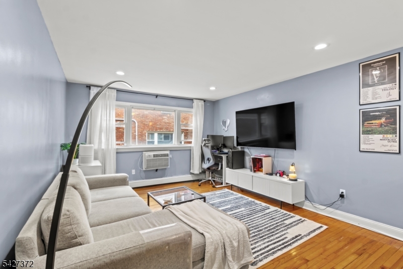 826 W Grand St