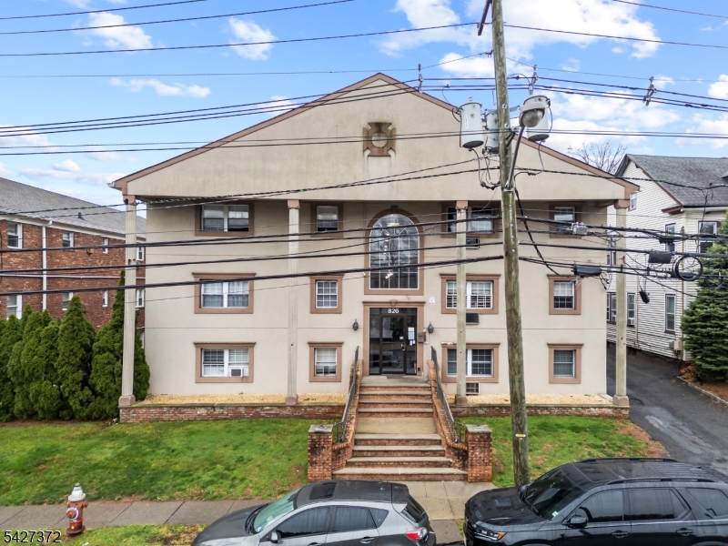 826 W Grand St