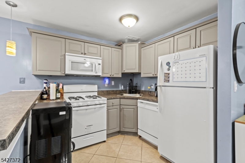 826 W Grand St