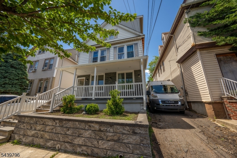944 Emma St