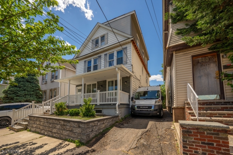 944 Emma St