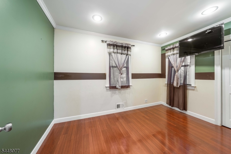 102 Runyon Ave