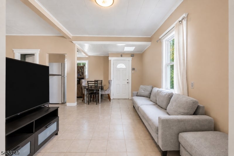 685 Raritan Ave