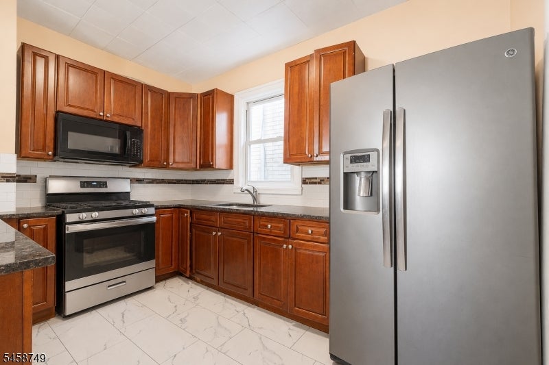 685 Raritan Ave