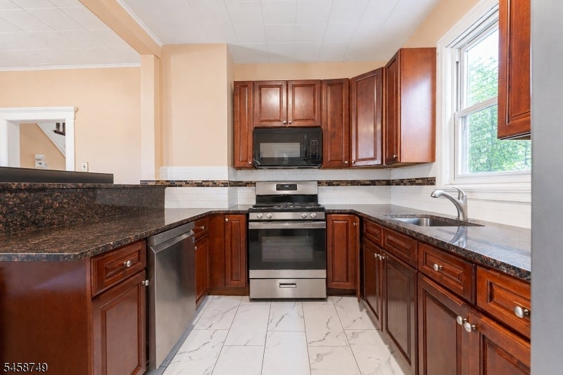 685 Raritan Ave