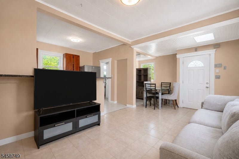 685 Raritan Ave
