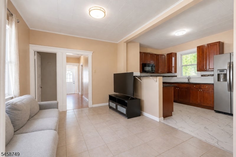 685 Raritan Ave