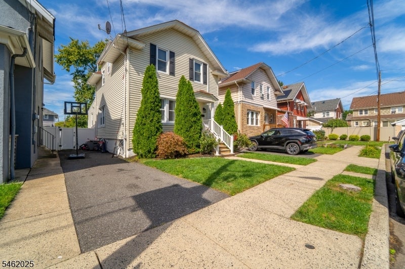 555 E Maple Ave