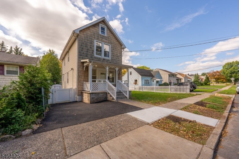704 W Lake Ave