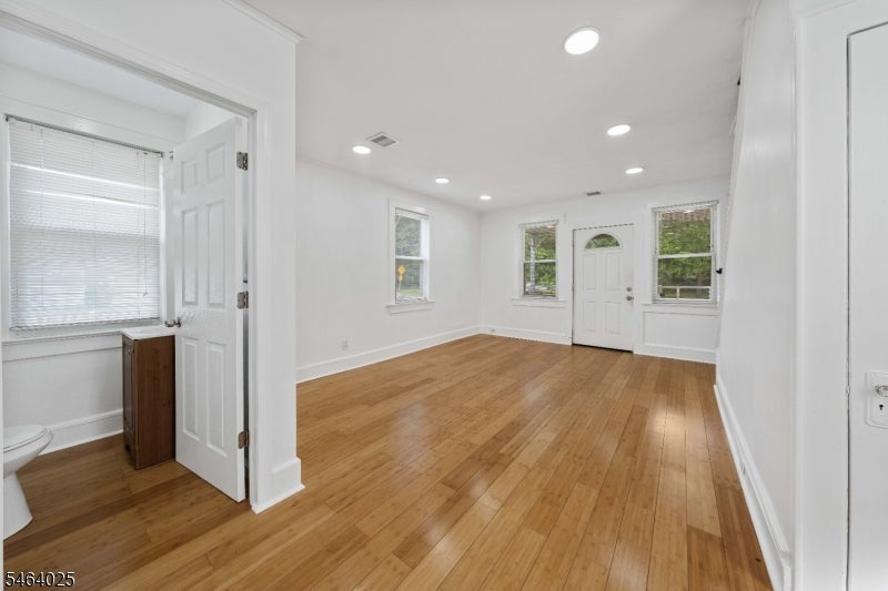 704 W Lake Ave