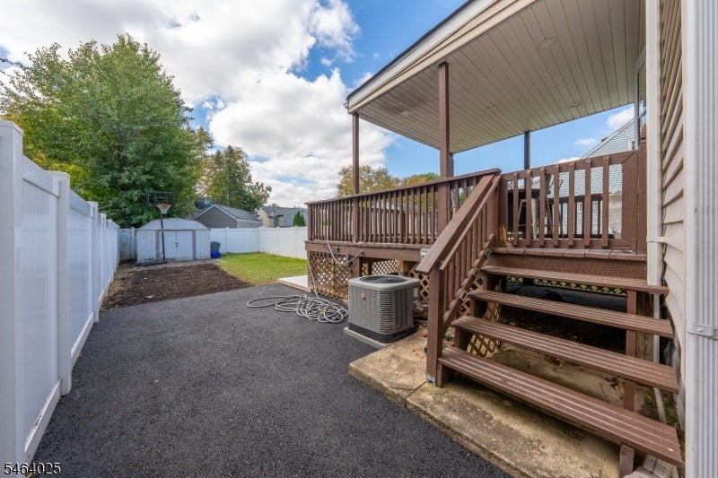 704 W Lake Ave