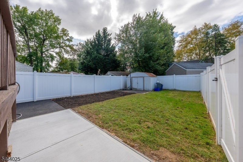 704 W Lake Ave