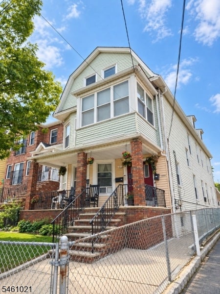 588 Monroe Ave