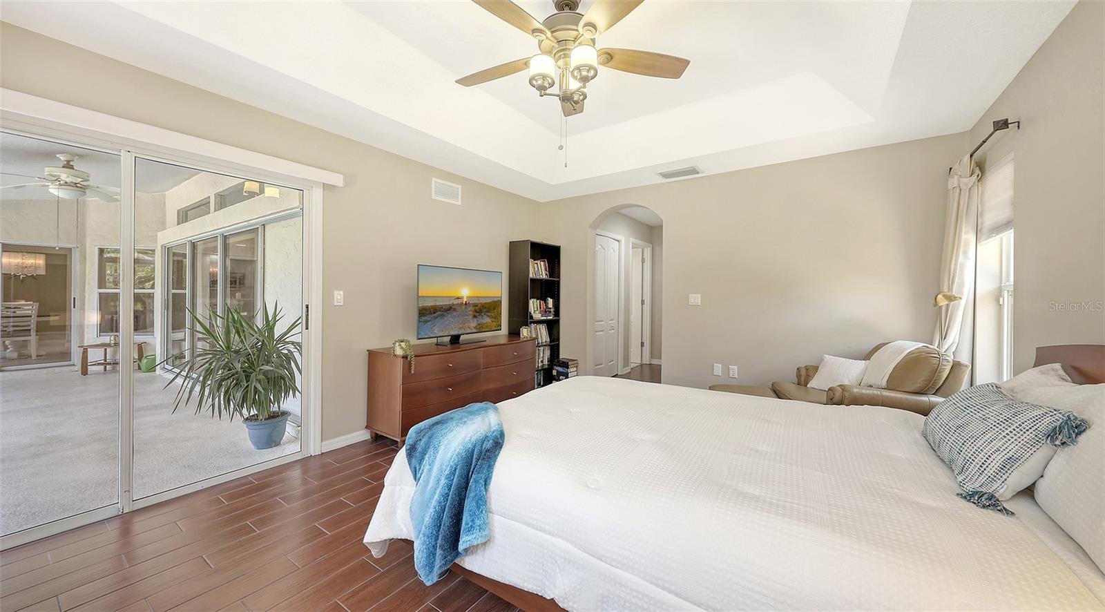 5698 COUNTRY WALK LN