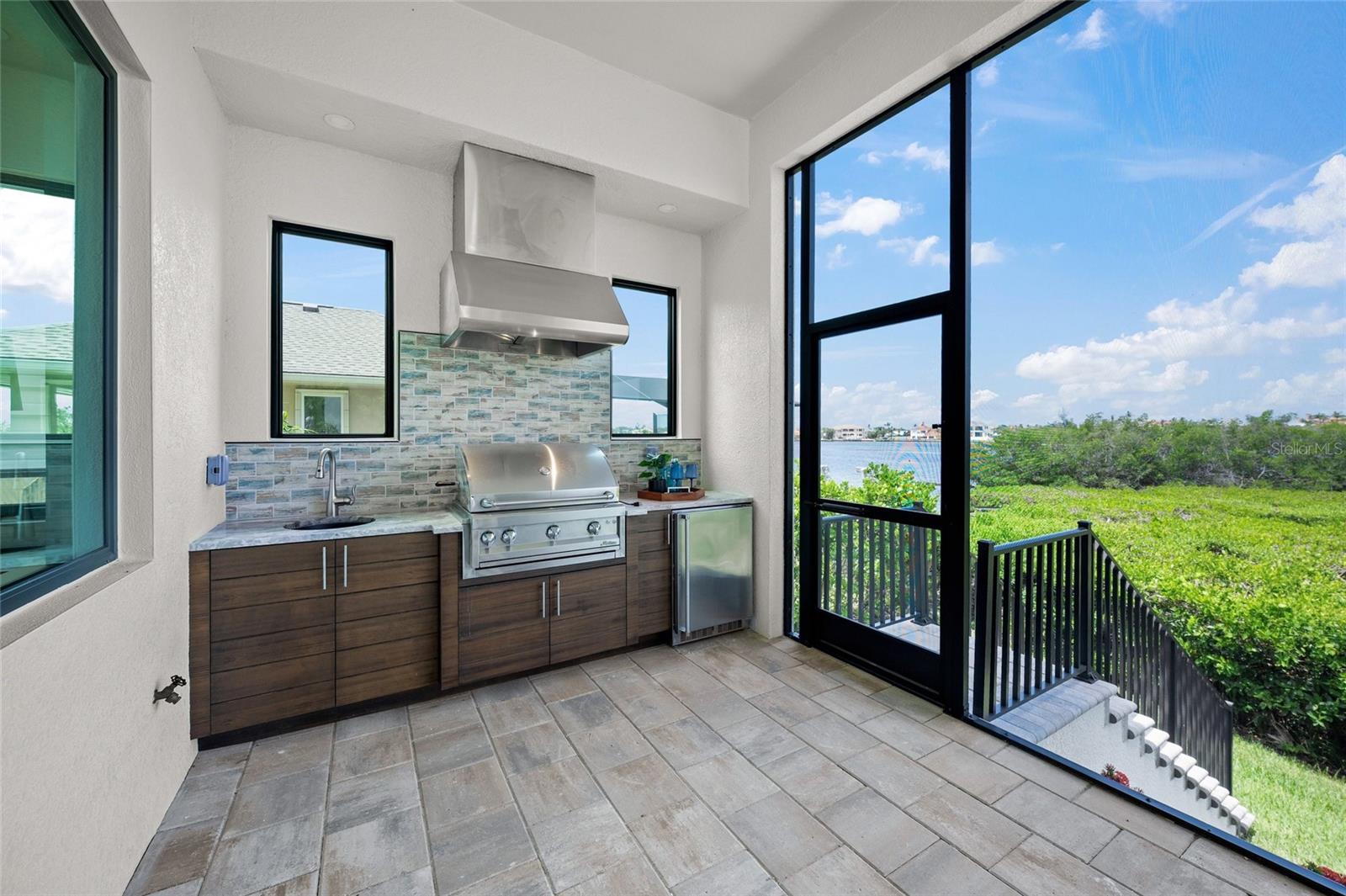 1109 BAYSHORE RD